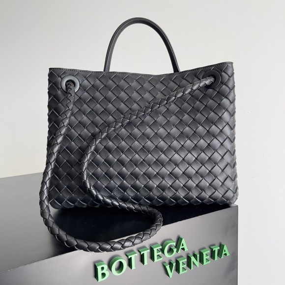 Bo*te*ga ve*ne*ta medium andiamo bag in black intrecciato lambskin