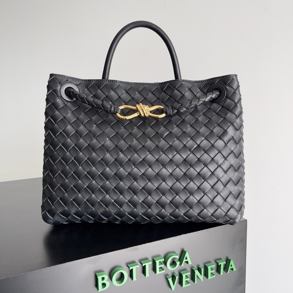 Bo*te*ga ve*ne*ta medium andiamo bag in black intrecciato lambskin