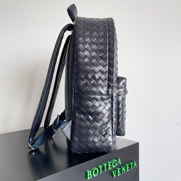 Bo*te*ga ve*ne*ta medium backpack in dark blue intrecciato calfskin