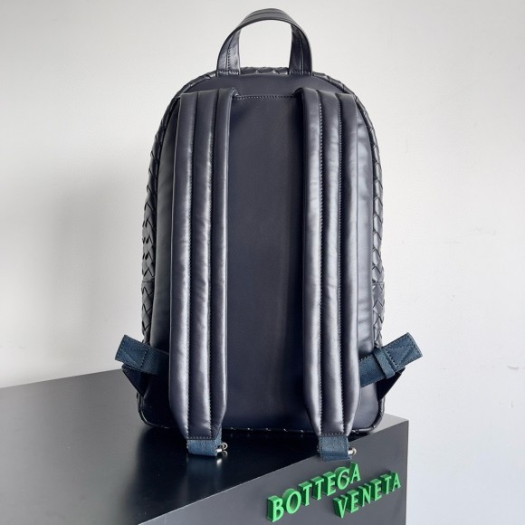 Bo*te*ga ve*ne*ta medium backpack in dark blue intrecciato calfskin