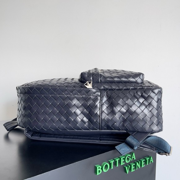 Bo*te*ga ve*ne*ta medium backpack in dark blue intrecciato calfskin