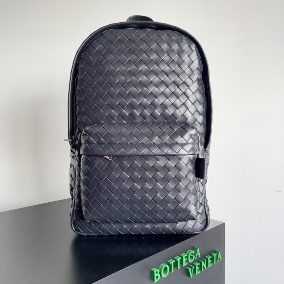 Bo*te*ga ve*ne*ta medium backpack in dark blue intrecciato calfskin