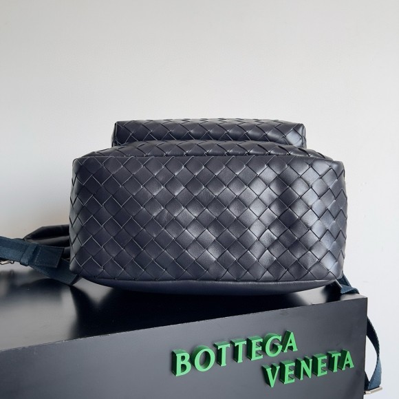 Bo*te*ga ve*ne*ta medium backpack in dark blue intrecciato calfskin