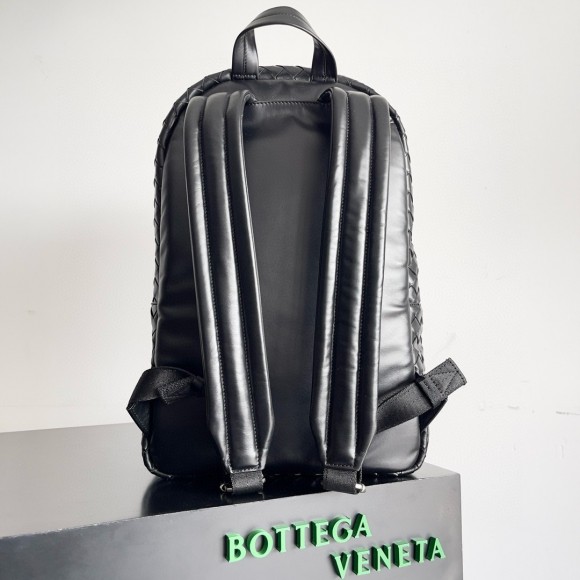 Bo*te*ga ve*ne*ta medium backpack in black intrecciato calfskin