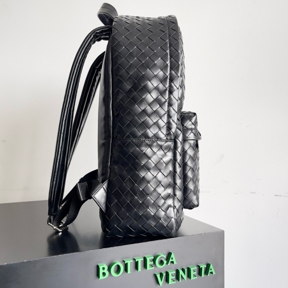 Bo*te*ga ve*ne*ta medium backpack in black intrecciato calfskin