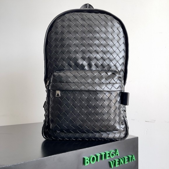 Bo*te*ga ve*ne*ta medium backpack in black intrecciato calfskin