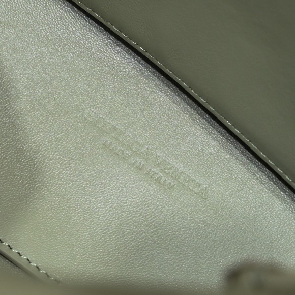 Bo*te*ga ve*ne*ta small andiamo bag in travertine intrecciato lambskin