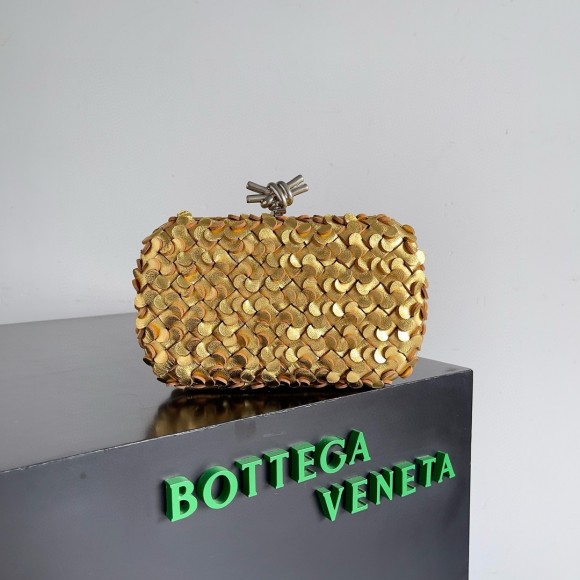 Bo*te*ga ve*ne*ta knot minaudiere clutch in gold sequins laminated leather