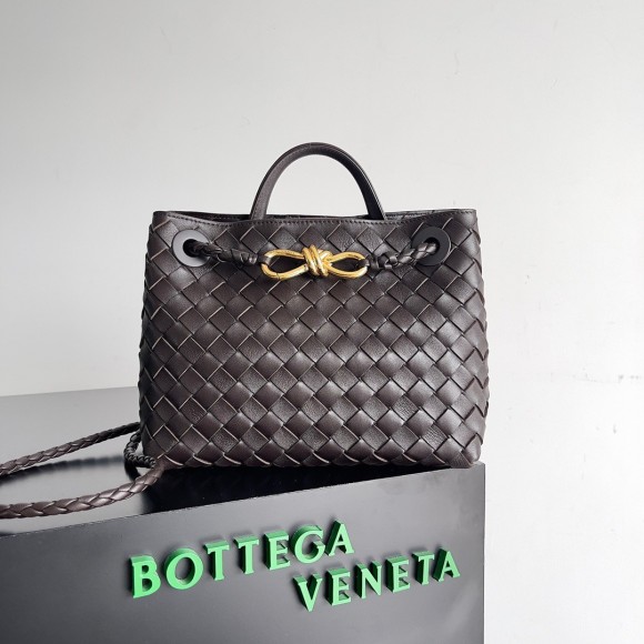 Bo*te*ga ve*ne*ta small andiamo bag in fondant intrecciato lambskin