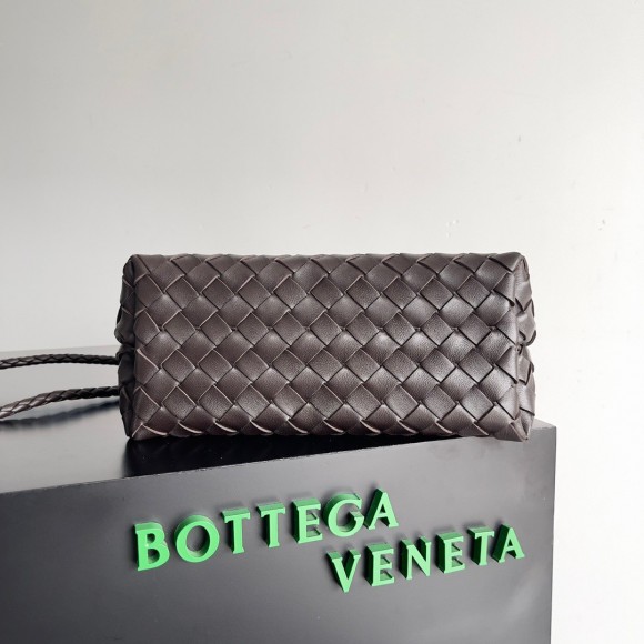 Bo*te*ga ve*ne*ta small andiamo bag in fondant intrecciato lambskin