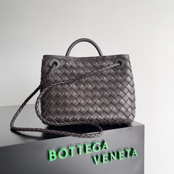 Bo*te*ga ve*ne*ta small andiamo bag in fondant intrecciato lambskin