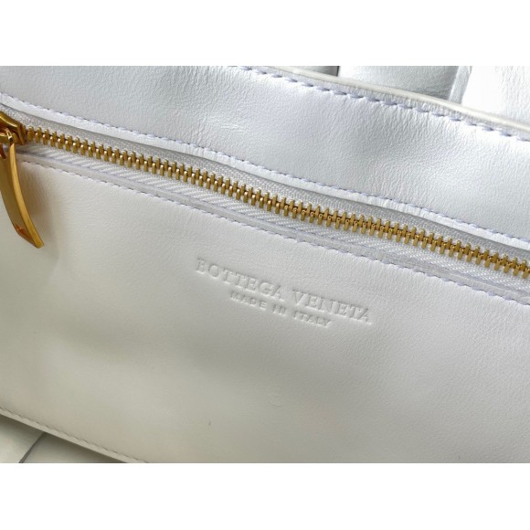 Bo*te*ga ve*ne*ta chain cassette bag in white intrecciato lambskin