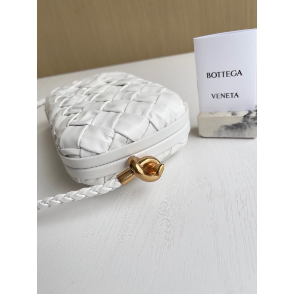 Bo*te*ga ve*ne*ta knot minaudiere on strap in white foulard intreccio leather