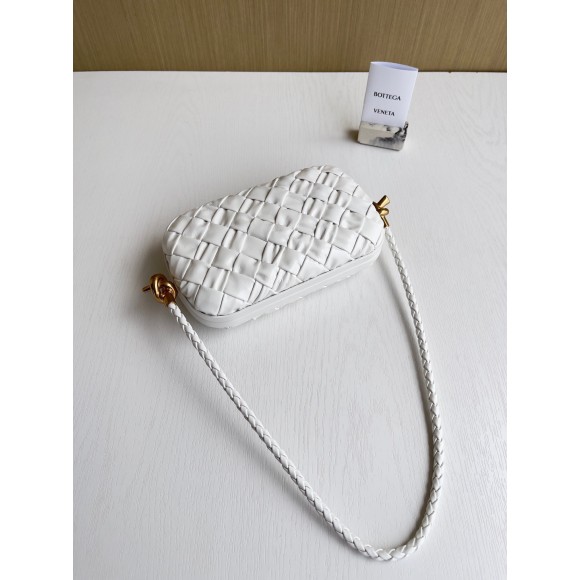 Bo*te*ga ve*ne*ta knot minaudiere on strap in white foulard intreccio leather