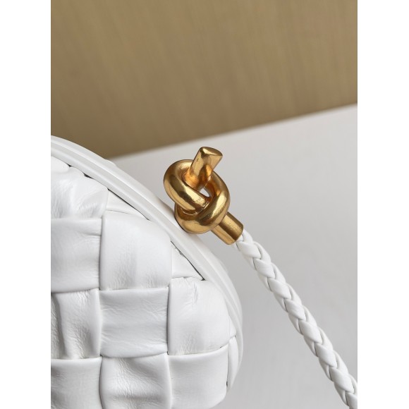 Bo*te*ga ve*ne*ta knot minaudiere on strap in white foulard intreccio leather