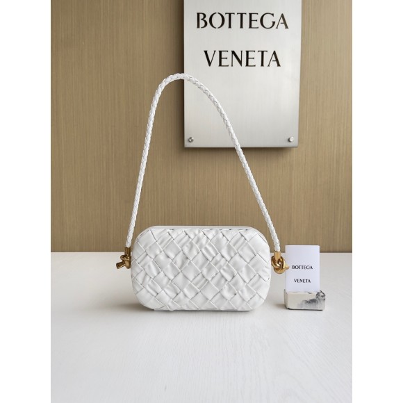 Bo*te*ga ve*ne*ta knot minaudiere on strap in white foulard intreccio leather