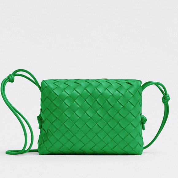 Bo*te*ga ve*ne*ta loop small bag in green intrecciato lambskin