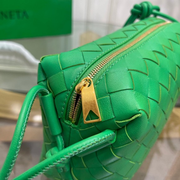 Bo*te*ga ve*ne*ta loop small bag in green intrecciato lambskin