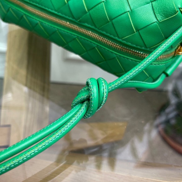 Bo*te*ga ve*ne*ta loop small bag in green intrecciato lambskin