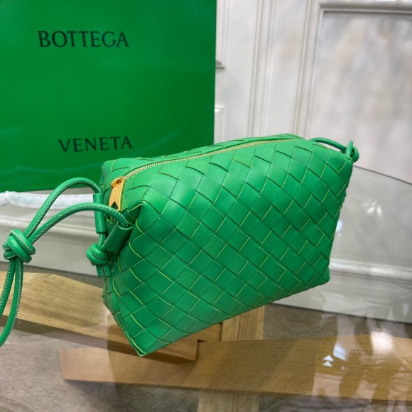 Bo*te*ga ve*ne*ta loop small bag in green intrecciato lambskin