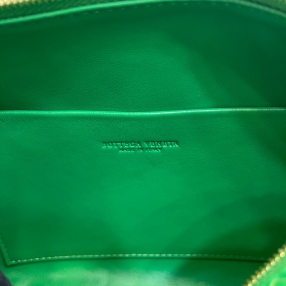 Bo*te*ga ve*ne*ta loop small bag in green intrecciato lambskin