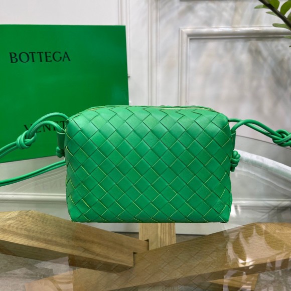 Bo*te*ga ve*ne*ta loop small bag in green intrecciato lambskin