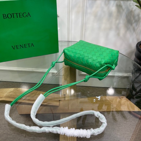 Bo*te*ga ve*ne*ta loop small bag in green intrecciato lambskin