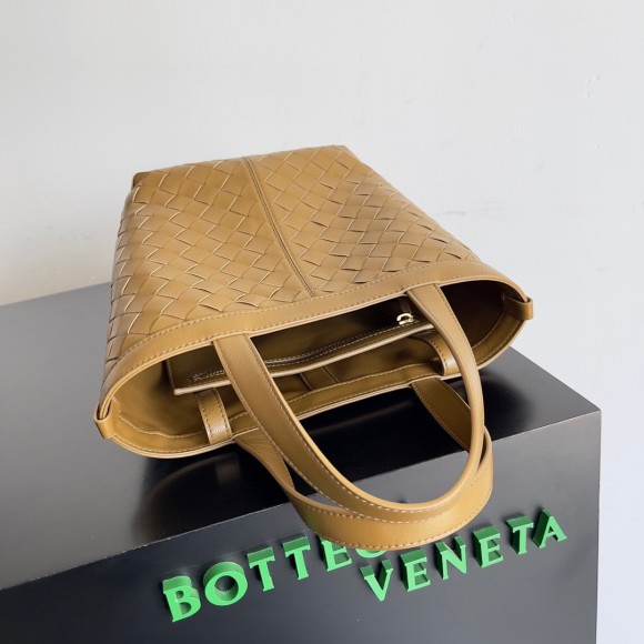 Bo*te*ga ve*ne*ta small flip flap bag in acorn intrecciato lambskin