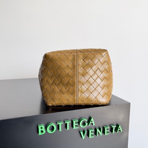 Bo*te*ga ve*ne*ta small flip flap bag in acorn intrecciato lambskin