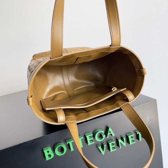 Bo*te*ga ve*ne*ta small flip flap bag in acorn intrecciato lambskin