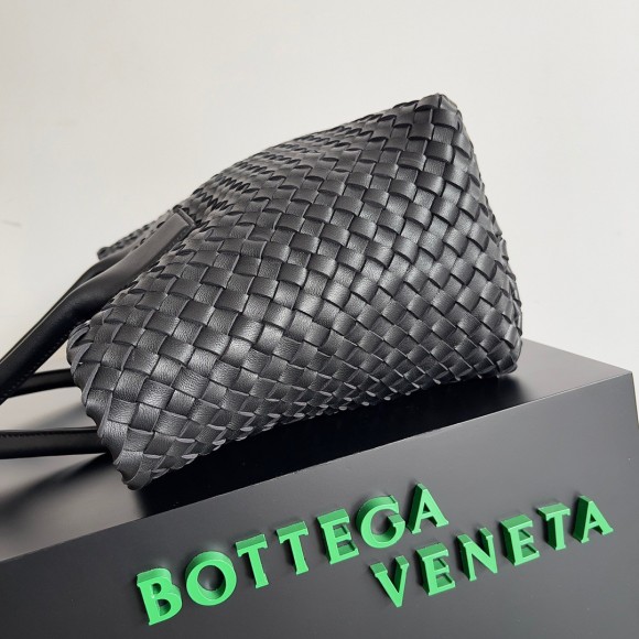 Bo*te*ga ve*ne*ta cabat medium bag in black intrecciato lambskin