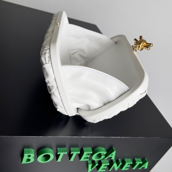 Bo*te*ga ve*ne*ta knot minaudiere clutch in white foulard intreccio leather