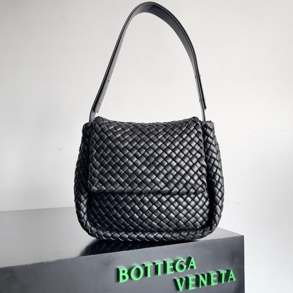 Bo*te*ga ve*ne*ta cobble small bag in black intrecciato leather