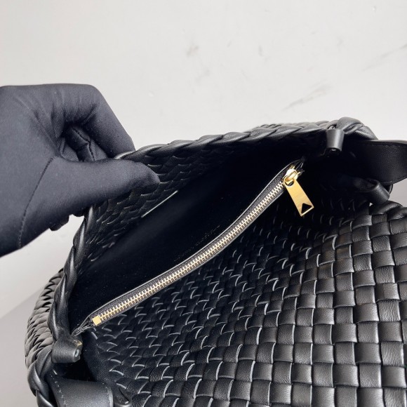 Bo*te*ga ve*ne*ta cobble small bag in black intrecciato leather