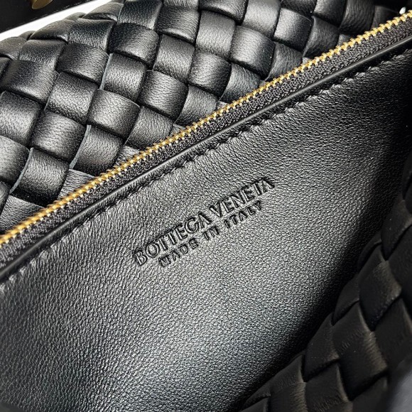 Bo*te*ga ve*ne*ta cobble small bag in black intrecciato leather