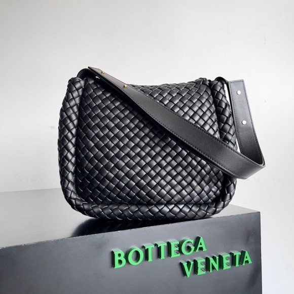 Bo*te*ga ve*ne*ta cobble small bag in black intrecciato leather