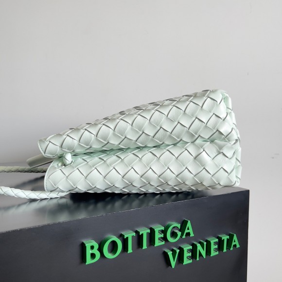 Bo*te*ga ve*ne*ta andiamo medium bag in glacier intrecciato lambskin