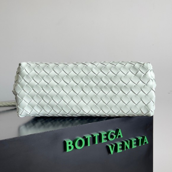 Bo*te*ga ve*ne*ta andiamo medium bag in glacier intrecciato lambskin