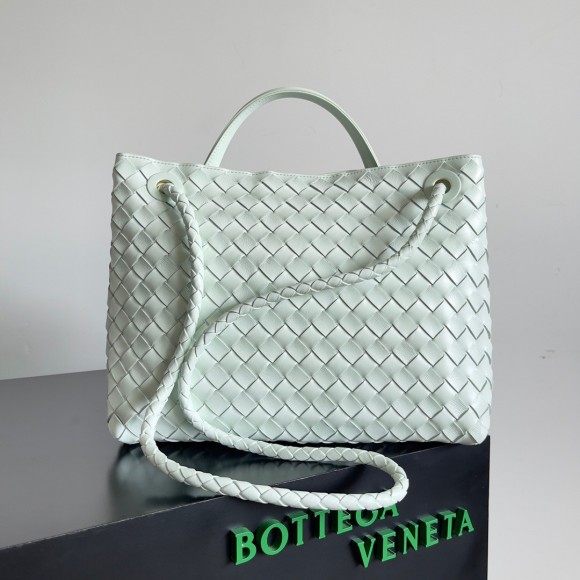 Bo*te*ga ve*ne*ta andiamo medium bag in glacier intrecciato lambskin