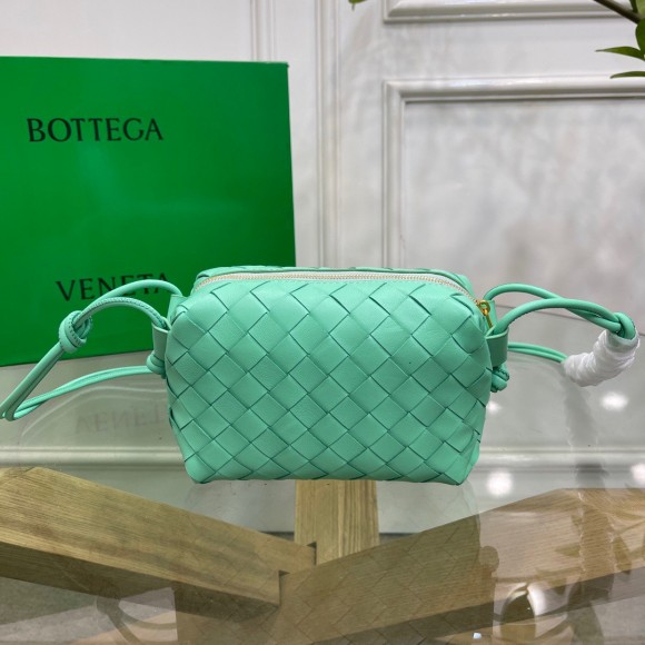 Bo*te*ga ve*ne*ta loop mini bag in fountain intrecciato lambskin