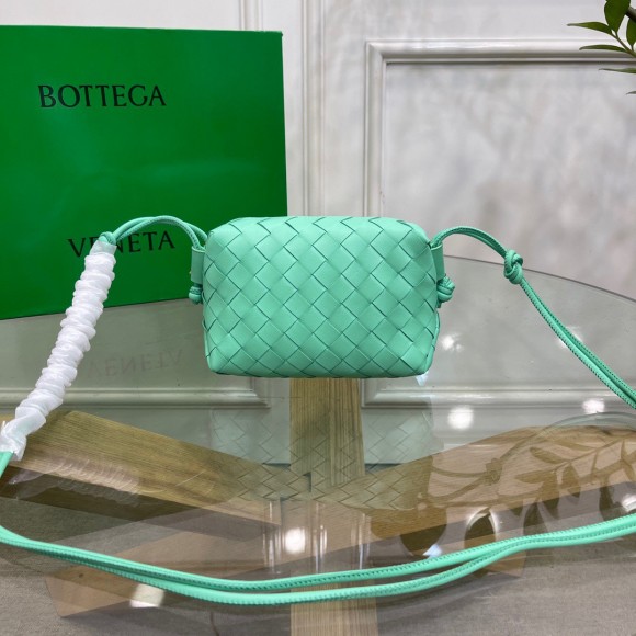 Bo*te*ga ve*ne*ta loop mini bag in fountain intrecciato lambskin