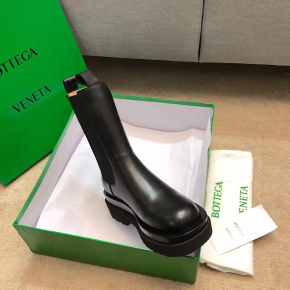 Bo*te*ga ve*ne*ta bv lug chelsea boots in black calfskin