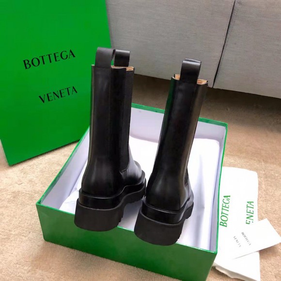 Bo*te*ga ve*ne*ta bv lug chelsea boots in black calfskin