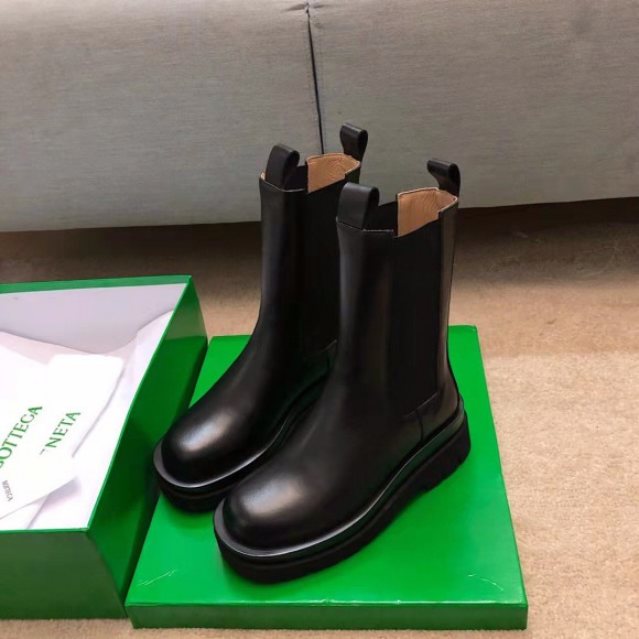 Bo*te*ga ve*ne*ta bv lug chelsea boots in black calfskin