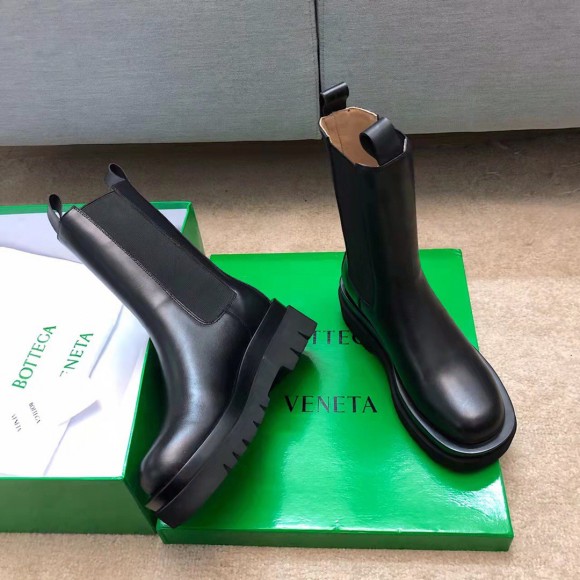 Bo*te*ga ve*ne*ta bv lug chelsea boots in black calfskin