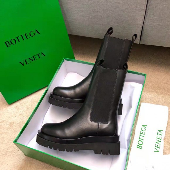 Bo*te*ga ve*ne*ta bv lug chelsea boots in black calfskin