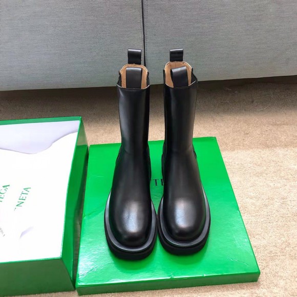 Bo*te*ga ve*ne*ta bv lug chelsea boots in black calfskin