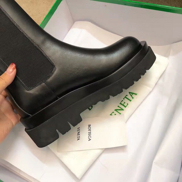 Bo*te*ga ve*ne*ta bv lug chelsea boots in black calfskin