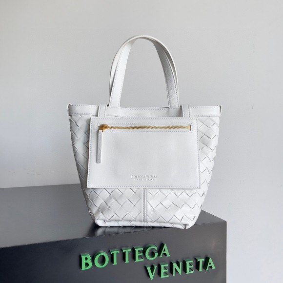 Bo*te*ga ve*ne*ta small flip flap bag in white intrecciato lambskin