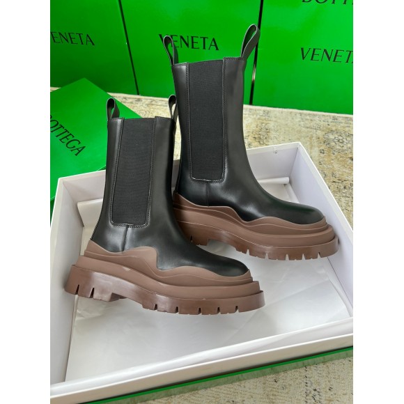 Bo*te*ga ve*ne*ta bv tire chelsea boots with brown outsole